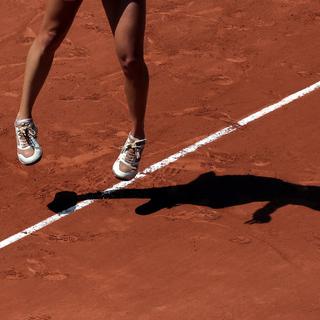 L'ombre de la joueuse de tennis italienne Lucia Bronzetti à Roland Garros. [EPA/Keystone - TERESA SUAREZ]