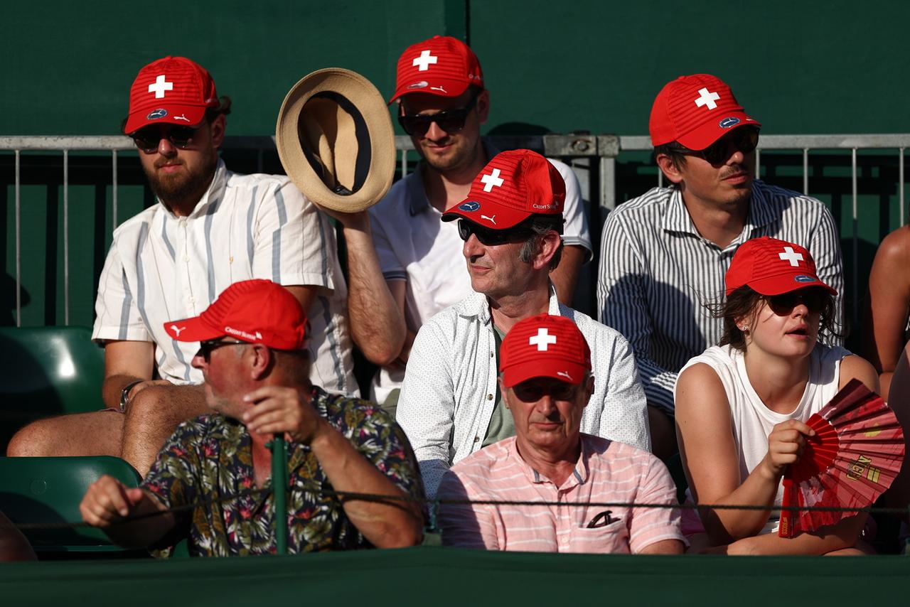 Les supporters suisses ont donné de la voix, puis affiché et surtout pris des couleurs en soutenant Belinda Bencic. [EPA - Adam Vaughan]