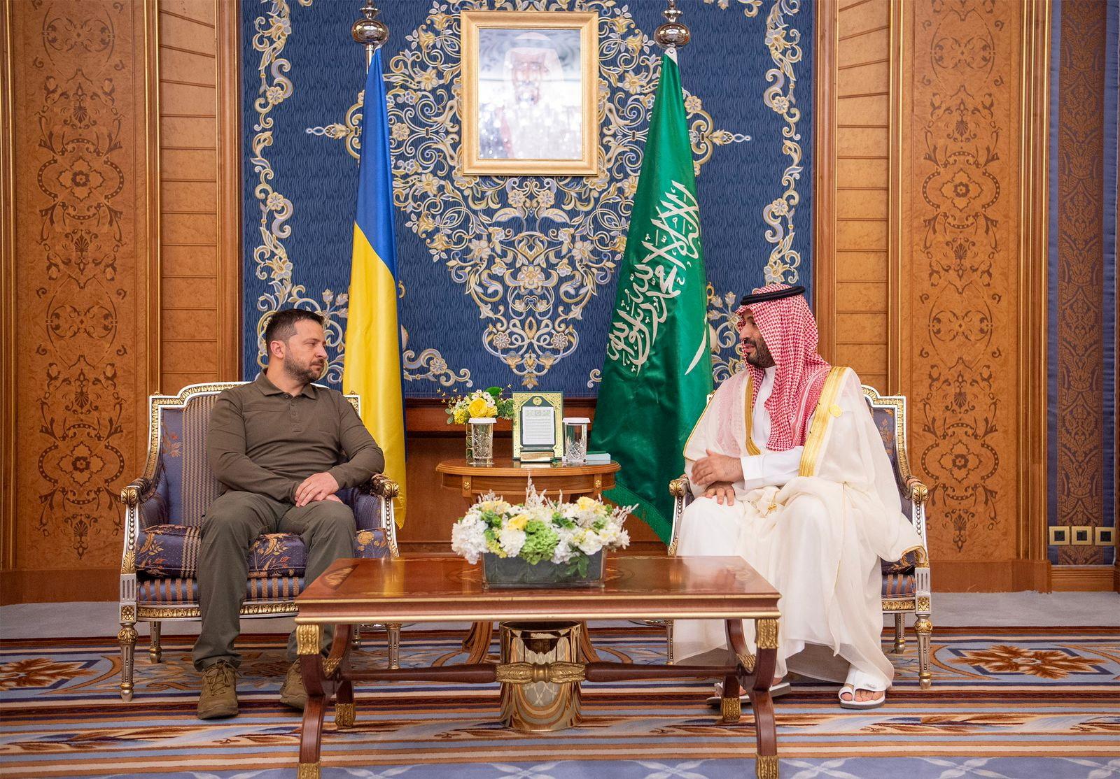 Le président ukrainien Volodomyr Zelensky et le prince héritier d'Arabie saoudite Mohammed ben Salmane. [Reuters - Saudi Press Agency/Handout]