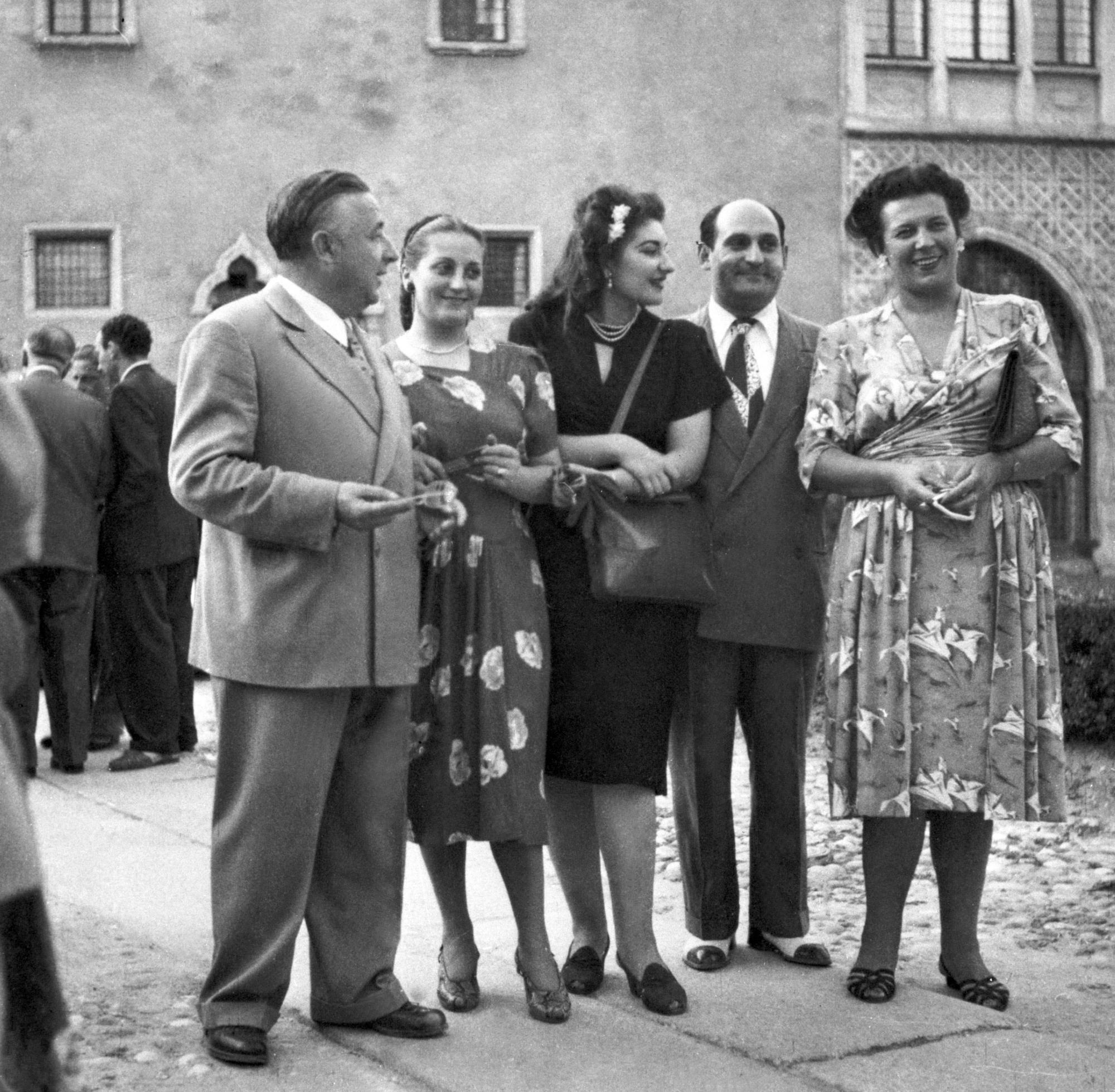 Maria Callas lors de ses débuts aux arènes de Vérone dans "La Gioconda" de Ponchielli en 1947. De gauche à droite Tullio Serafin, les sopranos Maria Luisa Cioni, Maria Callas et Renata Tebaldi. [AFP]