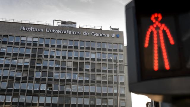 Un feu rouge à côté des Hôpitaux universitaires de Genève (HUG). [AFP - Fabrice Coffrini]