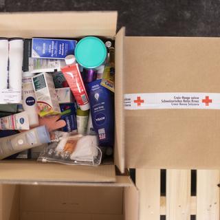 Des produits de toilette récoltés dans le cadre de la campagne 2x Noël organisée par la Croix Rouge Suisse. [Keystone - Gaetan Bally]