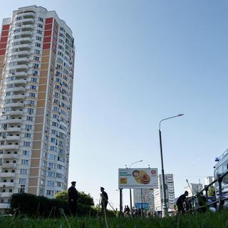 Des membres des forces de l'ordre sur le site d'une attaque présumée de drones sur Moscou. [Reuters - Maxim Shemetov]