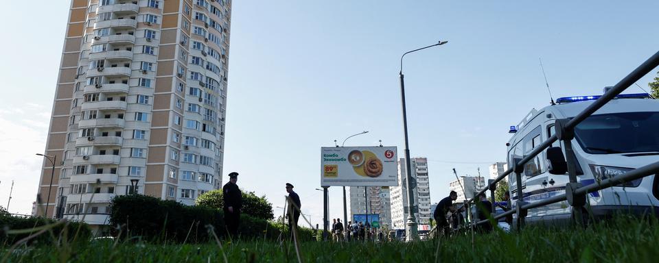 Des membres des forces de l'ordre sur le site d'une attaque présumée de drones sur Moscou. [Reuters - Maxim Shemetov]