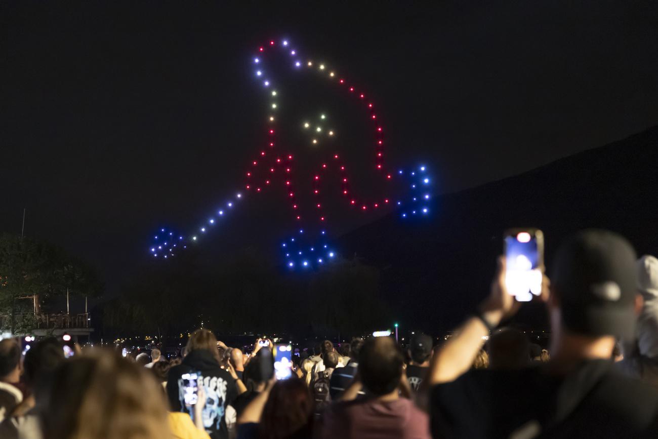 Un spectacle de drones, organisé à l'occasion du 1er Août dans le cadre du Lakelive Festival à Bienne, le 31 juillet 2023. [KEYSTONE - PETER KLAUNZER]