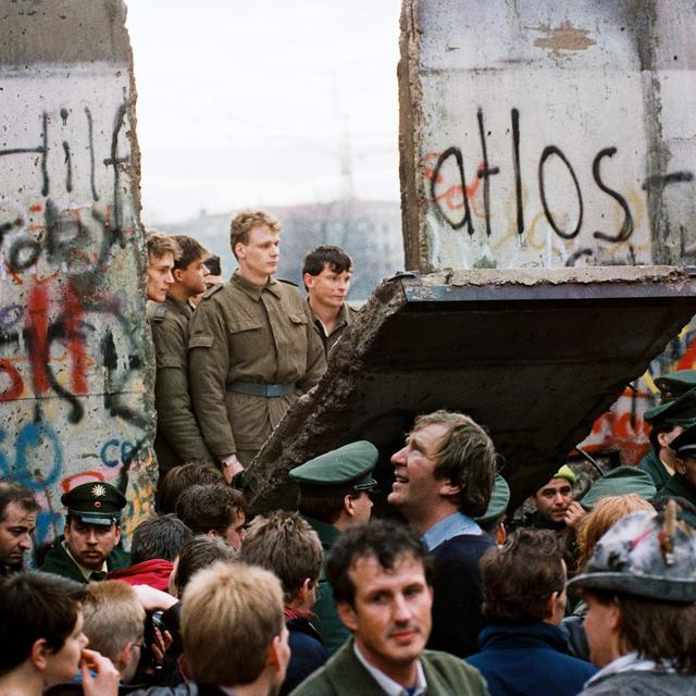 Ouverture dans le mur de Berlin deux jours après sa chute, le 9 novembre 1989. [AFP - Gérard Malie]