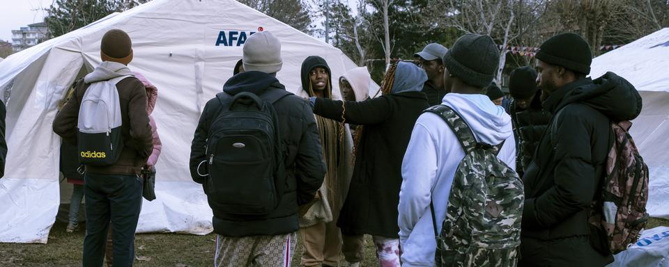 Un groupe de personnes près d'une tente humanitaire à Diyarbakir après le séisme qui a frappé la Turquie. [EPA/Keystone - REFIK TEKIN]