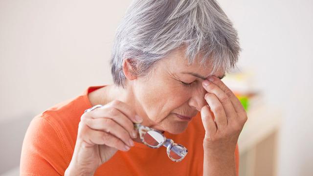 Une femme fatiguée se tient la tête. [Depositphotos - imagepointfr]