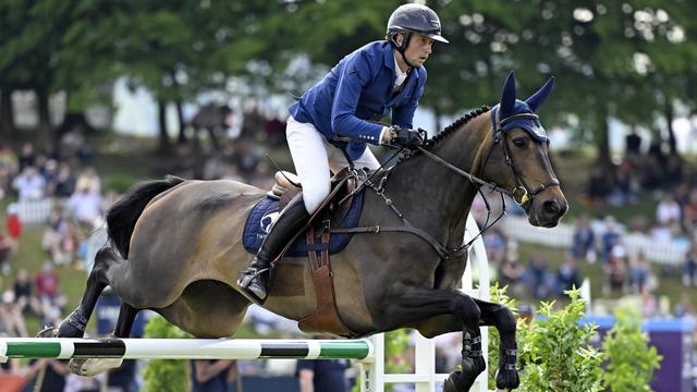 Martin Fuchs montait Commissar Pezi, un jeune cheval inhabitué à ce niveau de compétition. [Walter Bieri]