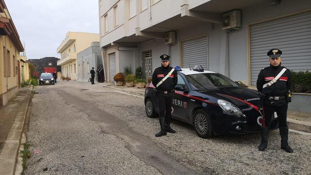 Des policiers montent la garde devant le repaire du chef de Cosa Nostra, Matteo Messina Denaro, après une descente de nuit à Campobello di Mazara, en Sicile, dans le sud de l'Italie, le 17 janvier 2023. [KEYSTONE - Max Firreri / EPA]