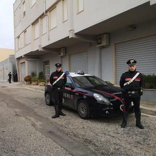 Des policiers montent la garde devant le repaire du chef de Cosa Nostra, Matteo Messina Denaro, après une descente de nuit à Campobello di Mazara, en Sicile, dans le sud de l'Italie, le 17 janvier 2023. [KEYSTONE - Max Firreri / EPA]