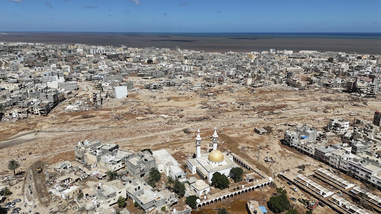 En Libye, la ville de Derna a été traversée par d'importantes inondations dont on peut voir le tracer. [Keystone - Muhammad J. Elalwany]