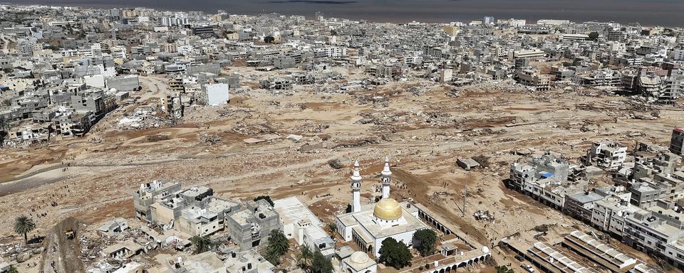 En Libye, la ville de Derna a été traversée par d'importantes inondations dont on peut voir le tracer. [Keystone - Muhammad J. Elalwany]