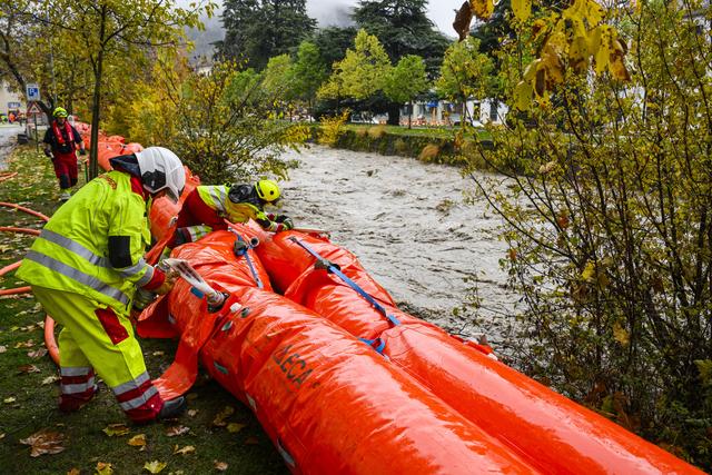 Dans le canton de Vaud, quelque 120 mètres de barrages mobiles ont été installés le long des rivières la Grande-Eau à Aigle et de l'Orbe à Vallorbe à la suite des fortes pluies. [Keystone - Jean-Christophe Bott]