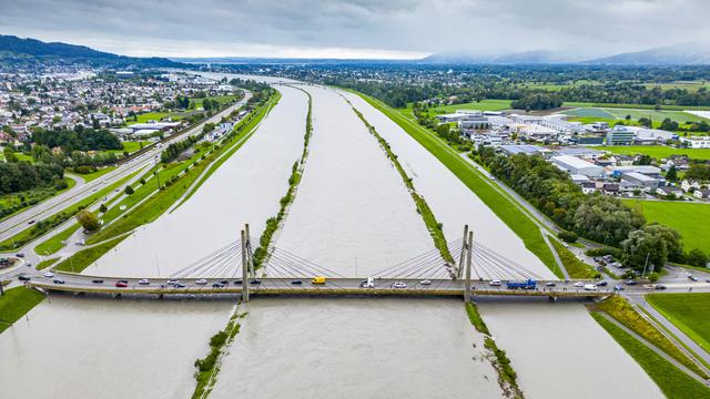 Après d'importantes précipitations, le Rhin est sorti de son lit. [Keystone - Yanik Buerkli]