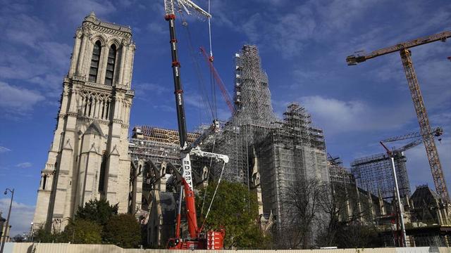 A deux jours d'une visite d'Emmanuel Macron, Notre-Dame de Paris a retrouvé sa croix mercredi. [Keystone]
