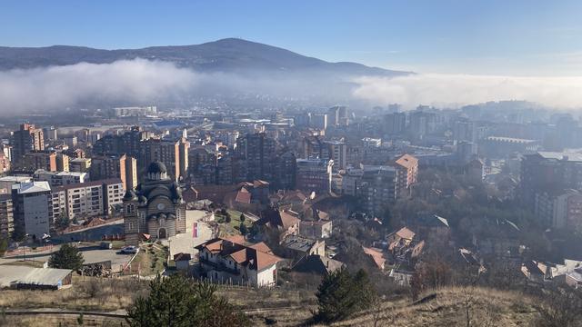 Mitrovica, ville kosovare scindée par une rivière, l'Ibar, est majoritairement peuplée de Serbes au nord et d'Albanais au sud. [RTS - Stephen Mossaz]