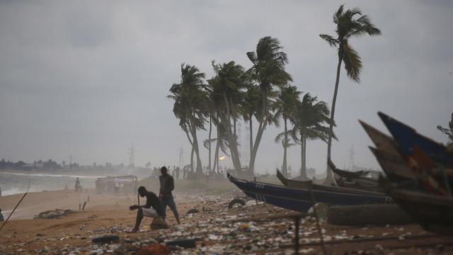 La population de la Côte d'Ivoire craint la montée des eaux de l'Océan Atlantique, car l'érosion des côtes s'accélère et menace plus d'un tiers des 500kms de littoral du pays. [Keystone/EPA - Legnan Koula]