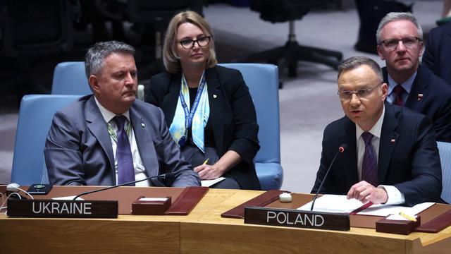 Le président polonais Andrzej Duda s'exprime à côté de l'ambassadeur d'Ukraine auprès des Nations Unies, Sergiy Kyslytsya, lors d'une réunion ministérielle du Conseil de sécurité de l'ONU, le 20 septembre 2023, à New York. [reuters - Mike Segar]