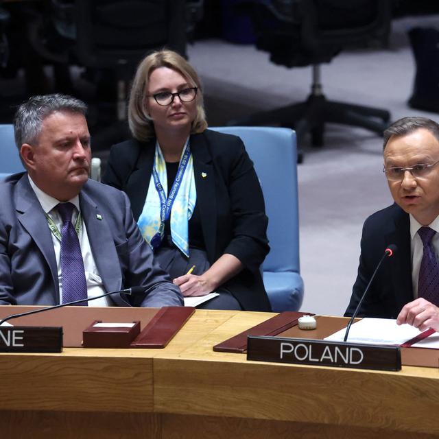 Le président polonais Andrzej Duda s'exprime à côté de l'ambassadeur d'Ukraine auprès des Nations Unies, Sergiy Kyslytsya, lors d'une réunion ministérielle du Conseil de sécurité de l'ONU, le 20 septembre 2023, à New York. [reuters - Mike Segar]