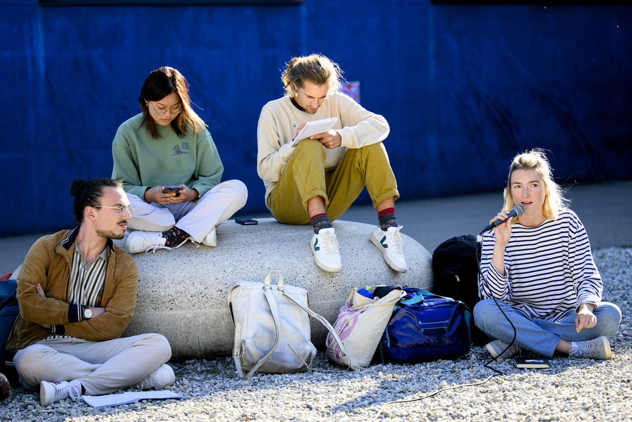 La candidate des jeunes Vert-e-s au Conseil des Etats Angela Zimmermann (à droite) a participé lundi après-midi au débat devant la cafétéria du campus de Marcelin à Morges (VD). [KEYSTONE - LAURENT GILLIERON]