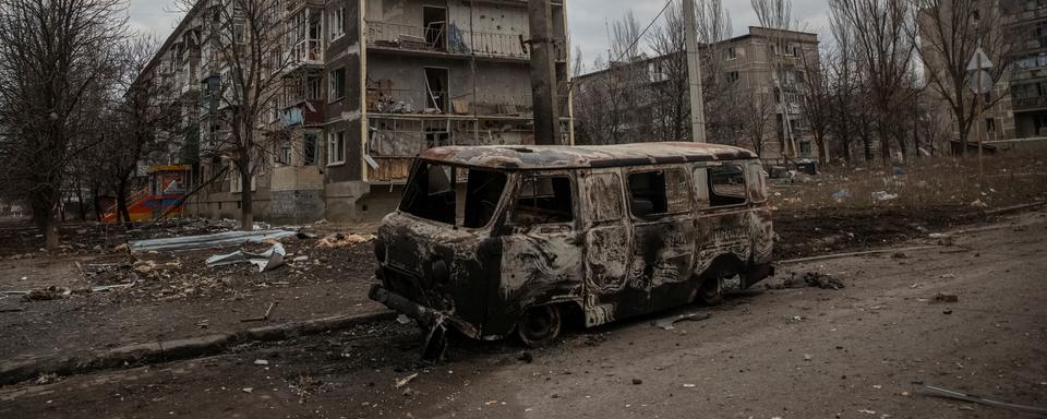 Une rue de la ville de Bakhmout, ravagée par un bombardement russe, le 3 mars 2023. [REUTERS - Oleksandr Ratushniak]