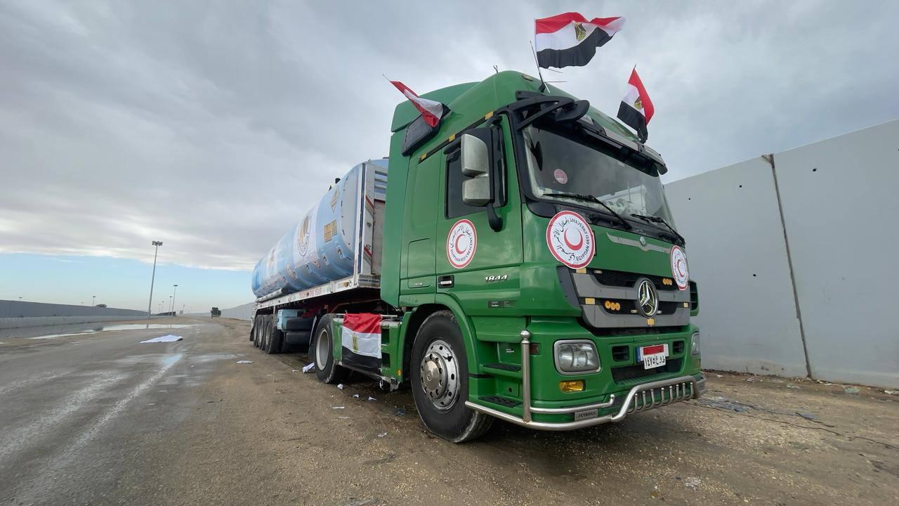 Un camion égyptien livrant du carburant à la bande de Gaza attend au poste frontière de Rafah, en Égypte, le 15 novembre 2023. [Reuters]