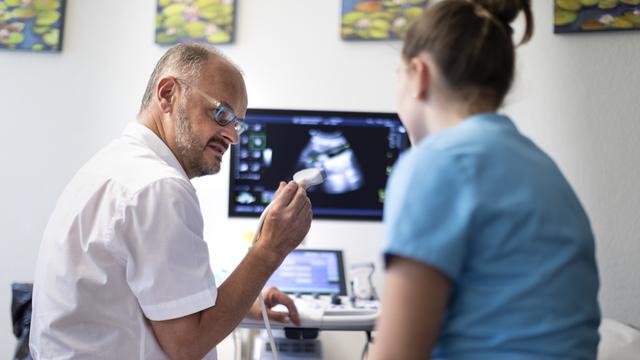 Les cantons romands veulent encourager la formation de médecins généralistes [KEYSTONE - Gaetan Bally]