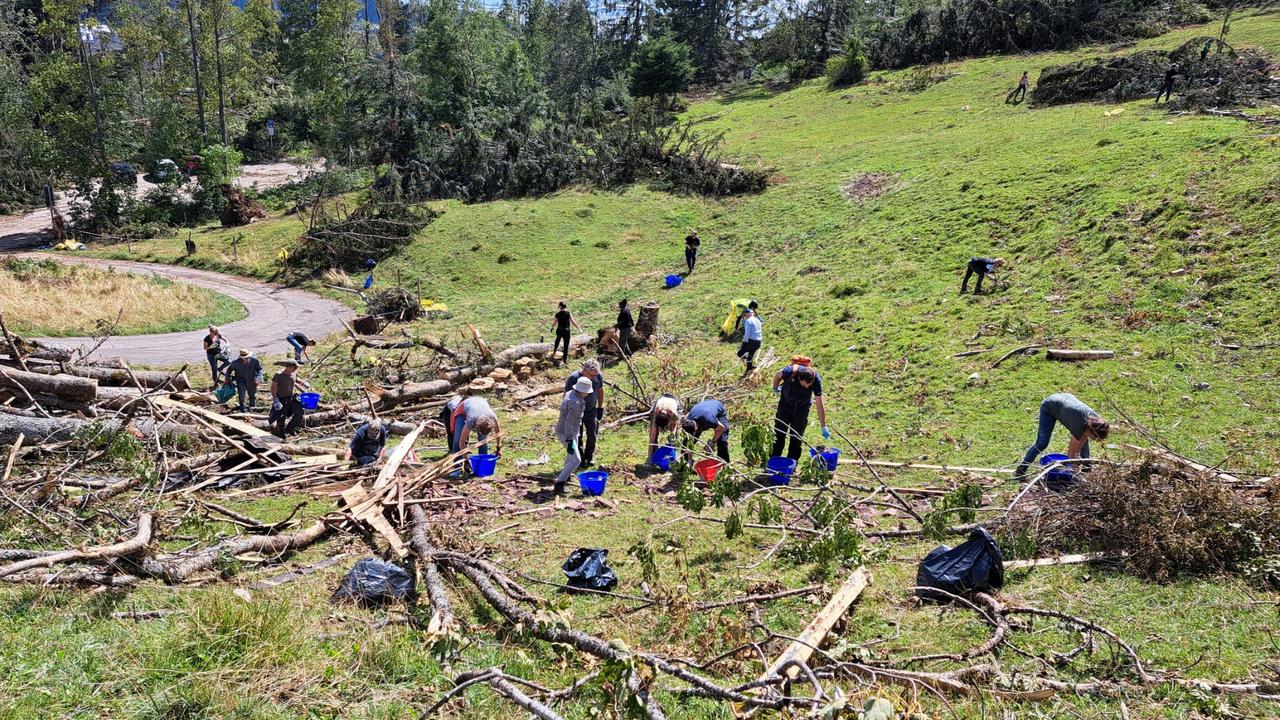 Des volontaires s'activent pour aider après la tempête qui a frappé la région de La Chaux-de-Fonds. [Bastian Droz]