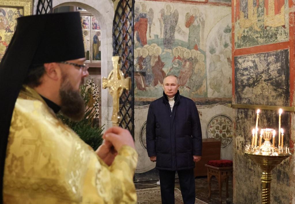 Vladimir Poutine assiste seul à un office de la Noël orthodoxe dans une église du Kremlin. [SPUTNIK / AFP - MIKHAIL KLIMENTYEV]