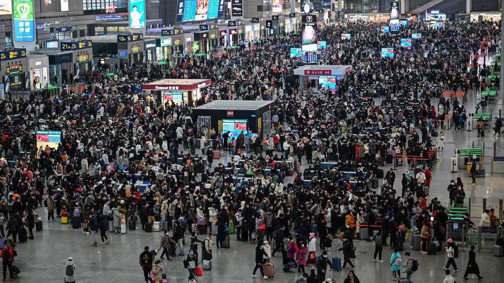 La foule dans le hall de la gare de Hongqiao à Shanghai le 20 janvier 2023 pour le Nouvel An chinois. [AFP - Hector Retamal]