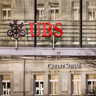 Les logos des banques suisses Credit Suisse et UBS sur deux bâtiments à Zurich, le samedi 18 mars 2023. [Keystone - Michael Buholzer]