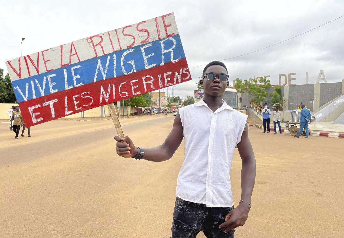 Un manifestant nigérien avec une pancarte aux couleurs de la Russie à Niamey, la capitale, le 3 août 2023. [keystone - Sam Mednick]