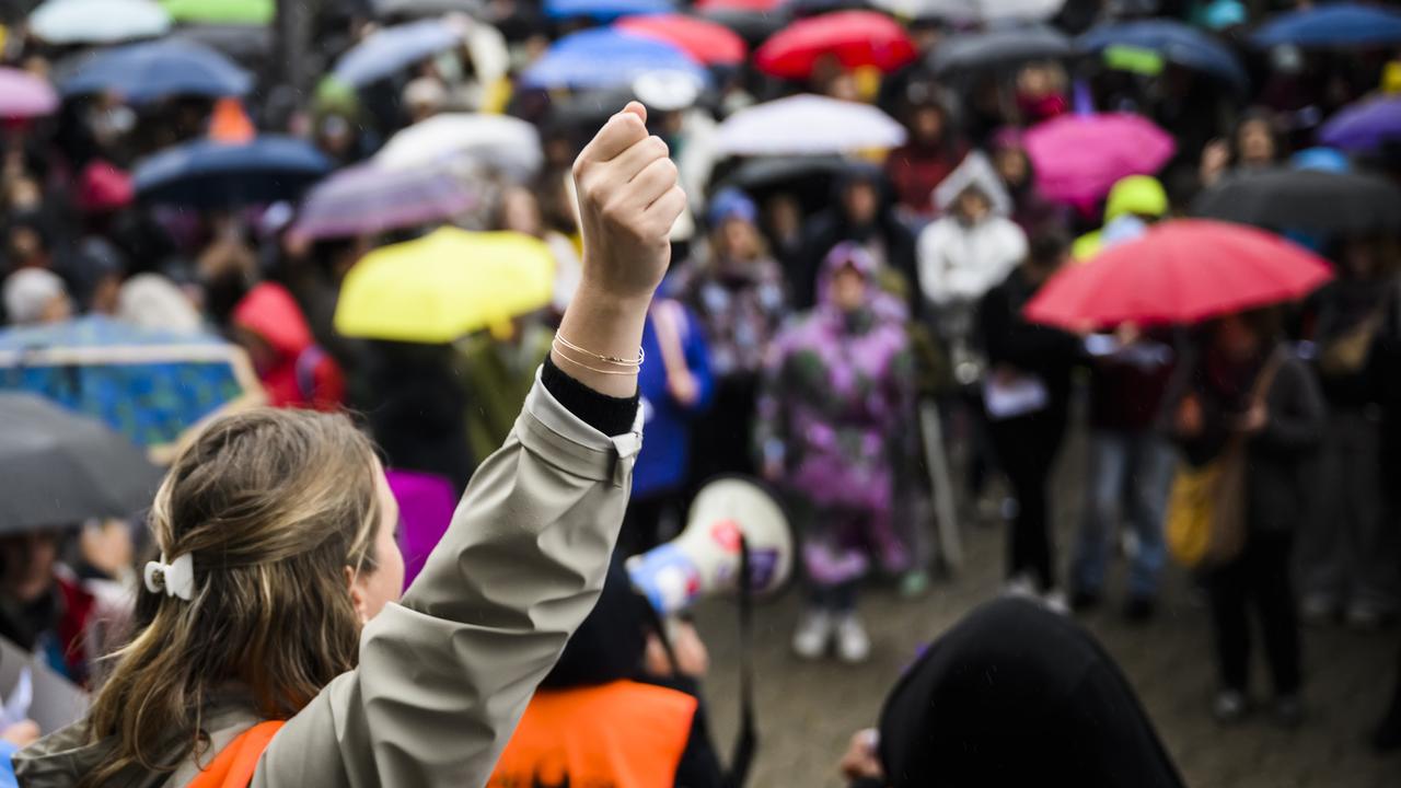 Des femmes manifestent dans la rue lors d'une manifestation contre l'AVS a 65 ans pour les femmes le samedi 1 octobre 2022 à Lausanne [Keystone - Jean-Christophe Bott]