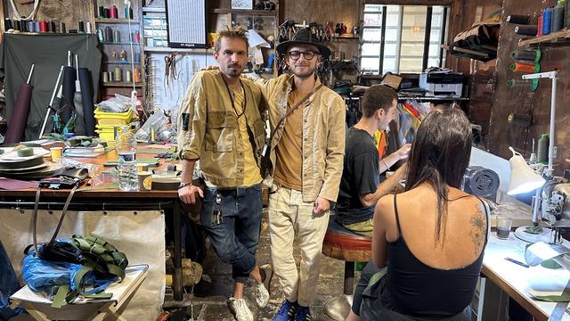 Les frères ukrainiens Denis et Archie Ryabko travaillent dans l'atelier Havie Manufacture à Tel-Aviv. [RTS - Benjamin Luis]