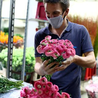 Un fleuriste préparant des bouquets (image d'illustration). [Reuters - Lisi Niesner]