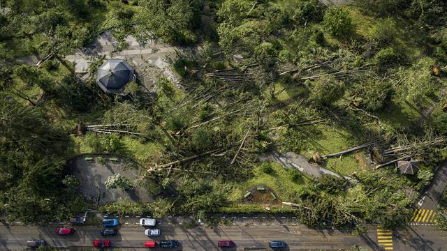 Des images d'un parc de La Chaux-de-Fonds dont les arbres ont été renversés. [Keystone - Valentin Flauraud]