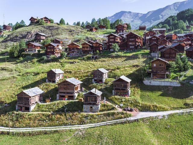 Baptisé Anako Lodge, ce concept touristique qui regroupe six mayens rénovés a été développé il y a huit ans dans le Val d’Hérens. [Anako Lodge - Nicolas Sedlatchek]