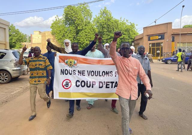 Des manifestants favorables au président Mohamed Bazoum dans les rues de Niamey. [Keystone - AP Photo/Sam Mednick]