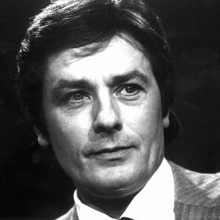 Le comédien Alain Delon sur le plateau des Oiseaux de nuit le 17 novembre 1979. [RTS]