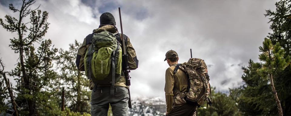 Des chasseurs traquent le gibier a Siviez, le 18 septembre 2017 en Valais. [Keystone - Olivier Maire]