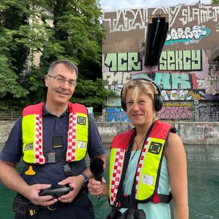 Maya Chollet en compagnie de Yann Weber, responsable aquatique (ou brigade aquatique) du Service d'incendie et de secours (SIS), le 2 août 2023 dans On se jette à l'eau. [RTS - Mathilde Pelletier]