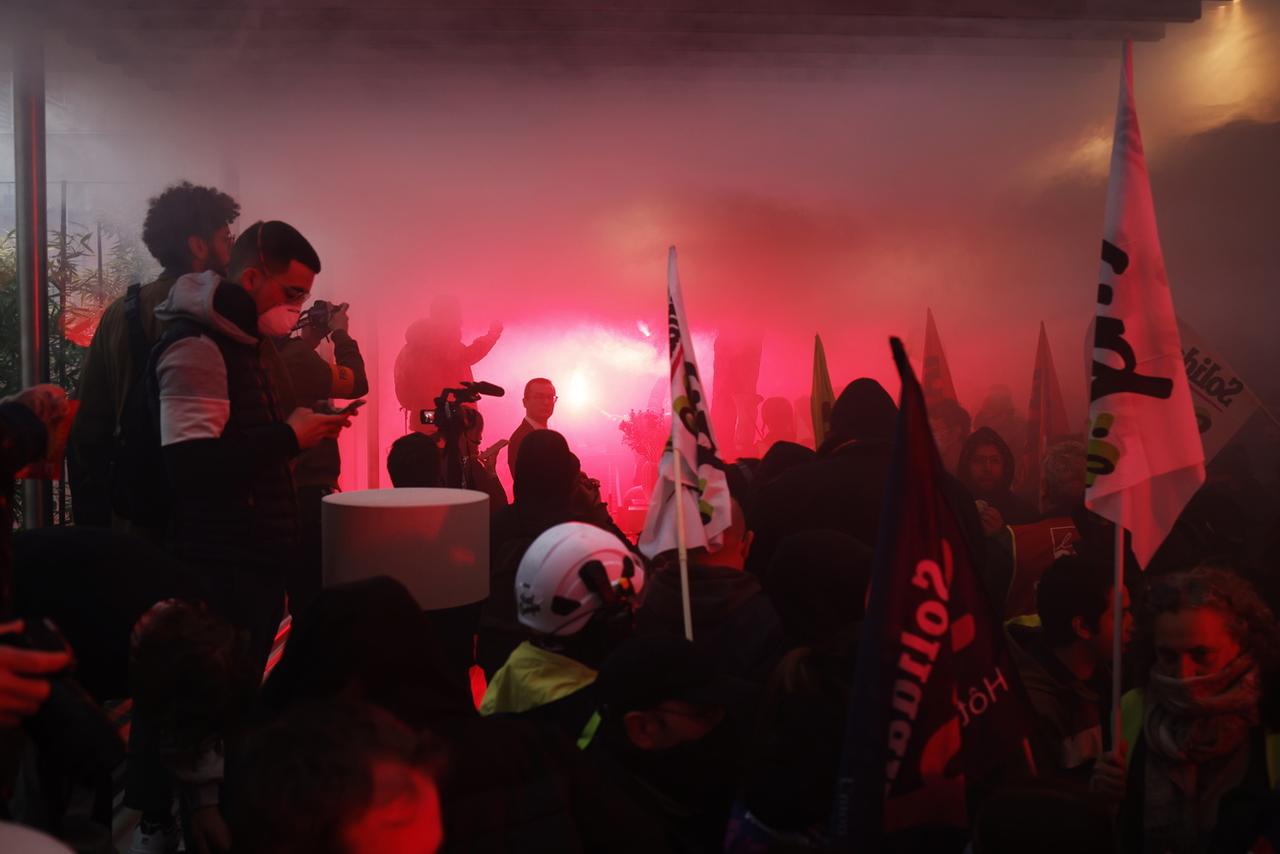 Des manifestants ont envahi le siège de LVMH à Paris pendant quelques minutes, le 13 avril 2023. [KEYSTONE - YOAN VALAT]