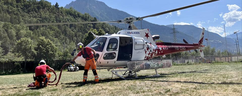 Un hélicoptère d'Air Glaciers se prépare à aller lutter contre les incendies en Haut-Valais. [RTS - Mathieu Henderson]