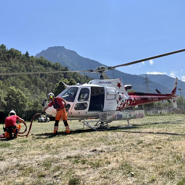 Un hélicoptère d'Air Glaciers se prépare à aller lutter contre les incendies en Haut-Valais. [RTS - Mathieu Henderson]