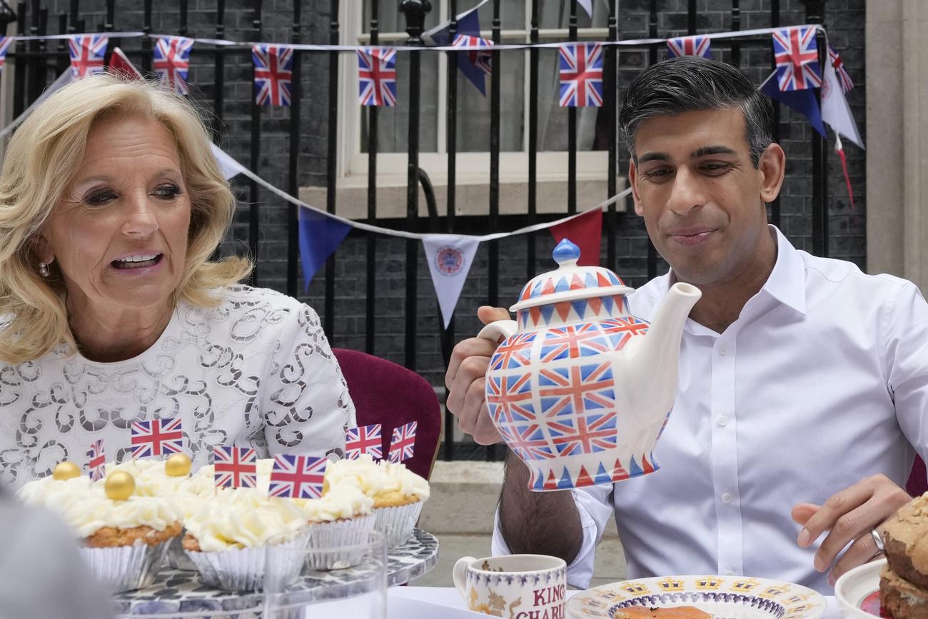 Le Premier ministre britannique Richi Sunak et la First Lady américaine Jill Biden à la "lunch party" de Downing Street à Londres, pour célébrer le couronnement de Charles III. [AP/Keystone - Frank Augstein]
