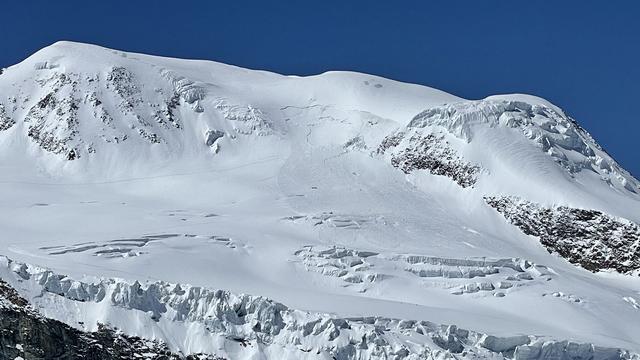 Une grosse avalanche dans la vallée de Saas Fee. [RTS - Léandre Duggan]