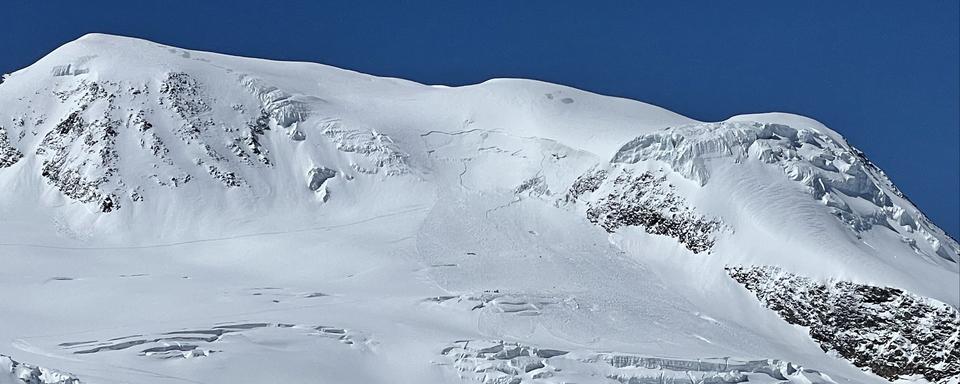 Une grosse avalanche dans la vallée de Saas Fee. [RTS - Léandre Duggan]