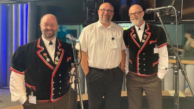 Albert Graf, président du club de yodel de l’Alpenrösli à Lausanne, Ernest Römer, yodleur, et Alain Leuenberger, yodleur au sein du club et président de l’Union francophone des yodleurs pour la Fête fédérale de yodel du 16 au 18 juin à Zoug. [RTS - Coralie Claude]