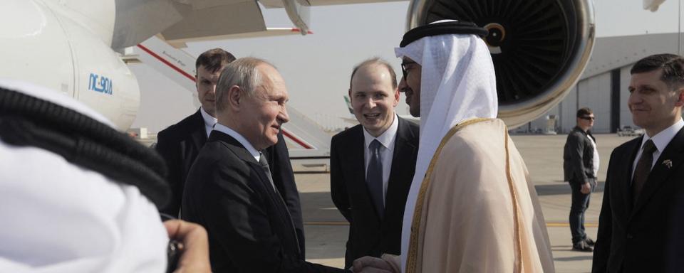 Mercredi 6 décembre: Vladimir Poutine a été reçu en grandes pompes par le président des Emirats arabes unis Sheikh Mohamed bin Zayed Al Nahyan, à son arrivée à l'aéroport d'Abu Dhabi. [AFP - Andrei Gordeyev]